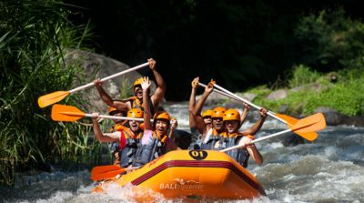 Mengalami Adrenalin dan Waktu Mengarungi Sungai Ayung yang Menantang